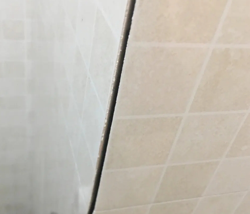四子王旗瓷砖空鼓维修公司分享阳台瓷砖脱落的修复过程可以分为以下几个步骤
