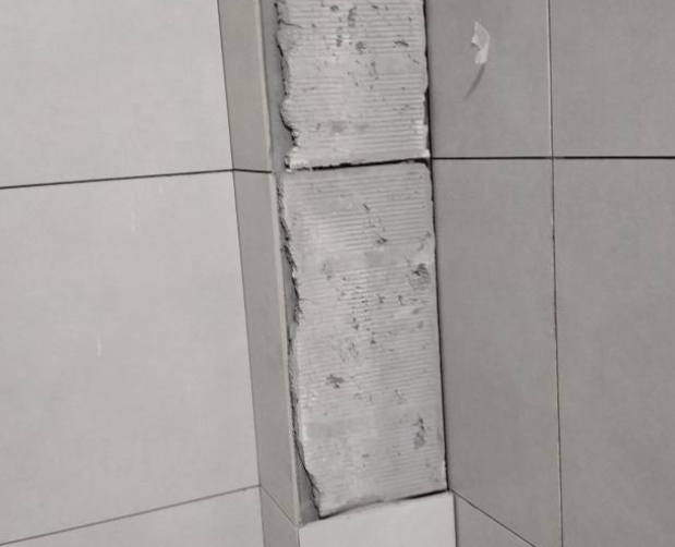 四子王旗瓷砖空鼓维修公司分享下瓷砖施工前基层浇水润湿程度不足，可能导致以下问题